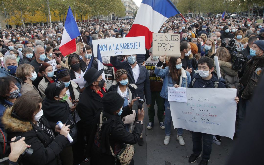 France: des dizaines de milliers de personnes réunies en hommage au professeur décapité